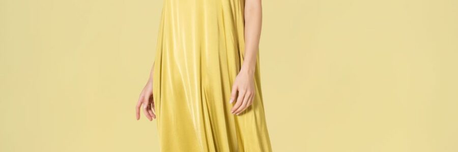 Vestido decote em V acetinado