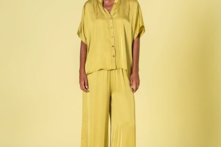 Blusa com manga curta acetinada